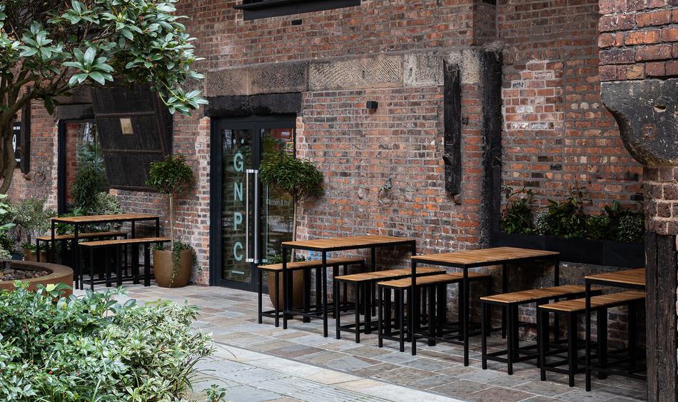 Kampus courtyard with outdoor seating and planting